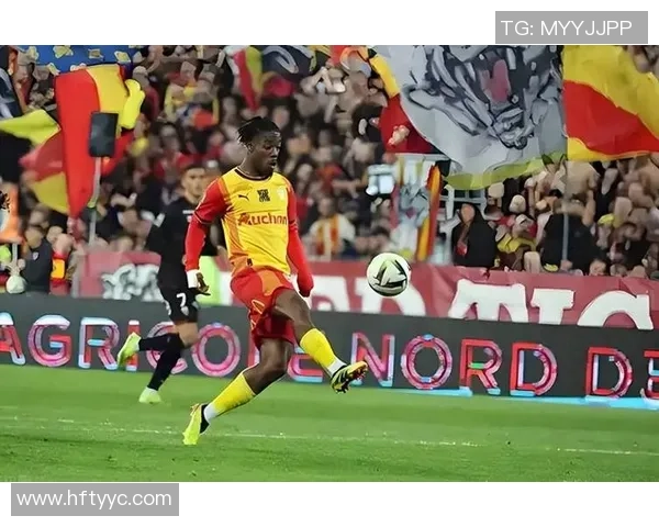 足球明星骑摩托展现酷炫风采引发球迷热议